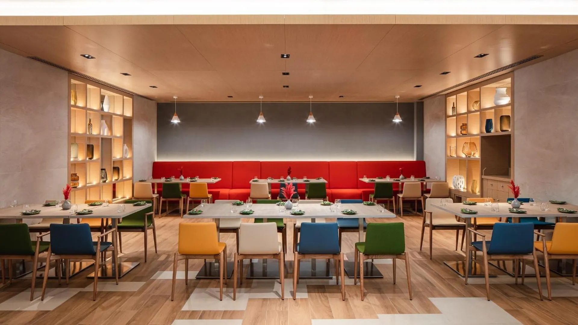 Holiday Inn & Suites - Dubai Science Park By Ihg 4*,